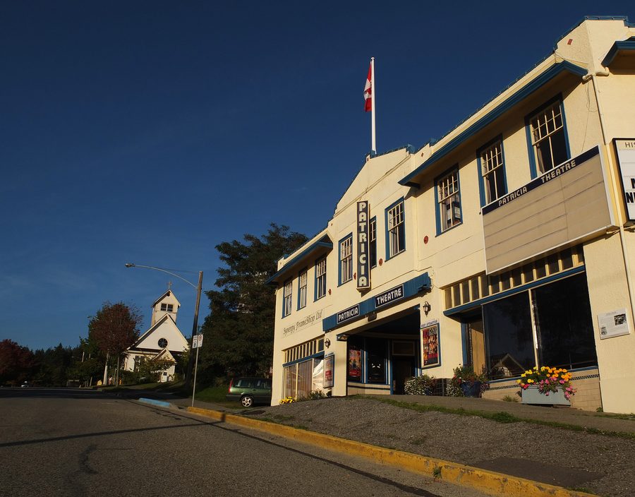 Ash Avenue dans le Townsite de Powell River avec le Patricia Theatre et l’église catholique St. Joseph’s