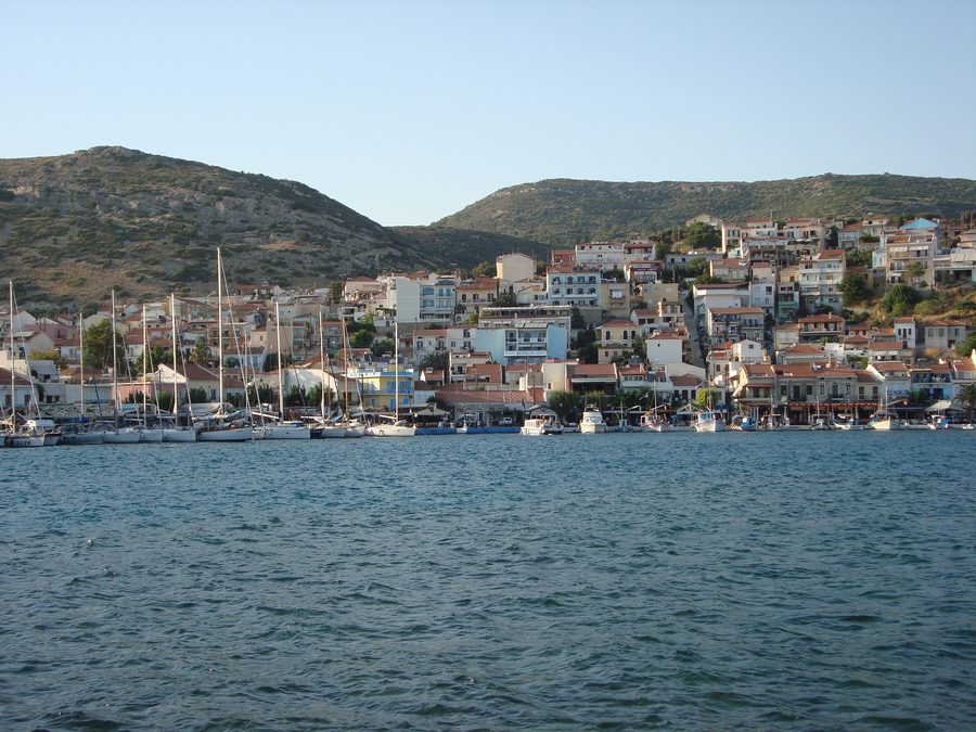 Port de Pythagorio à Samos avec des bâtiments au bord de l’eau