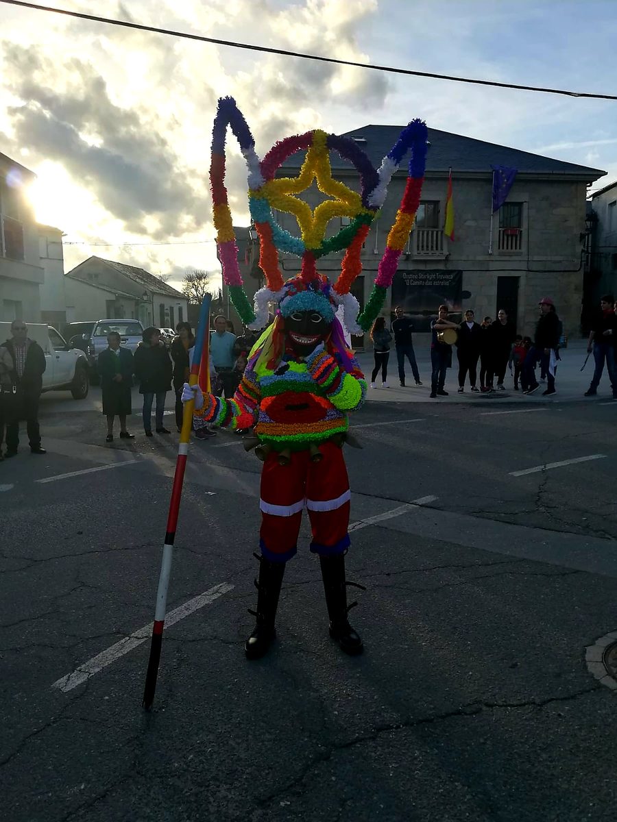 Boteiro de Viana do Bolo portant un grand masque traditionnel de carnaval