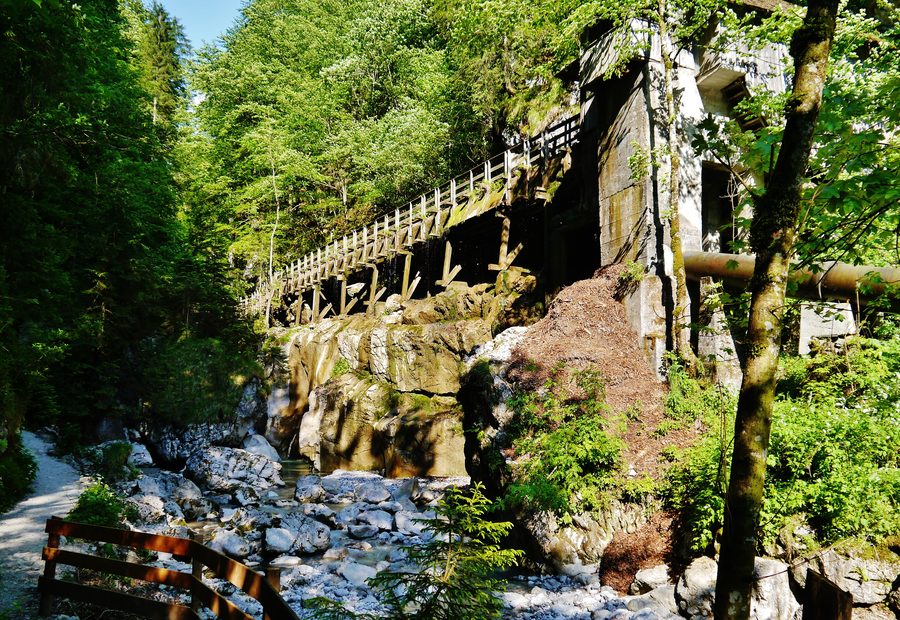 Des passerelles en bois traversent la Seisenbergklamm près de Weißbach bei Lofer.