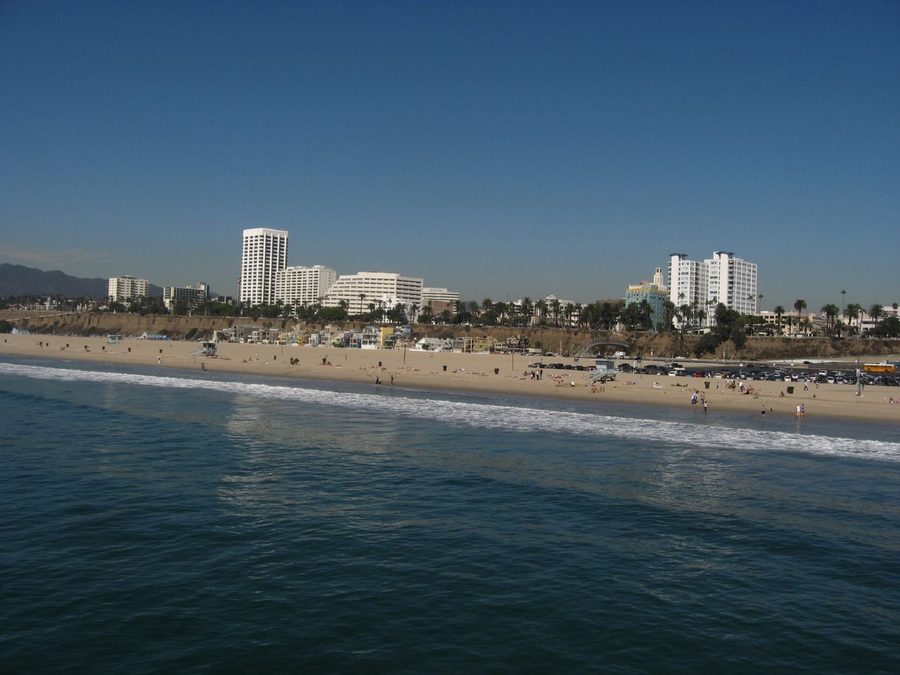 Vue depuis la jetée de Santa Monica sur la plage de Santa Monica et la côte Pacifique