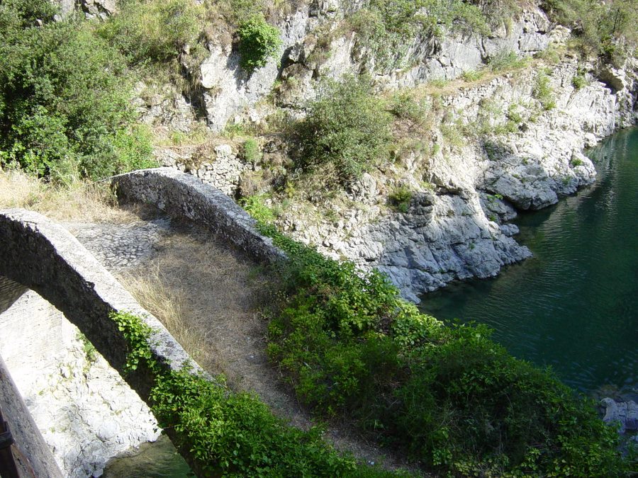 Vieux pont sur la rivière Roya à Airole