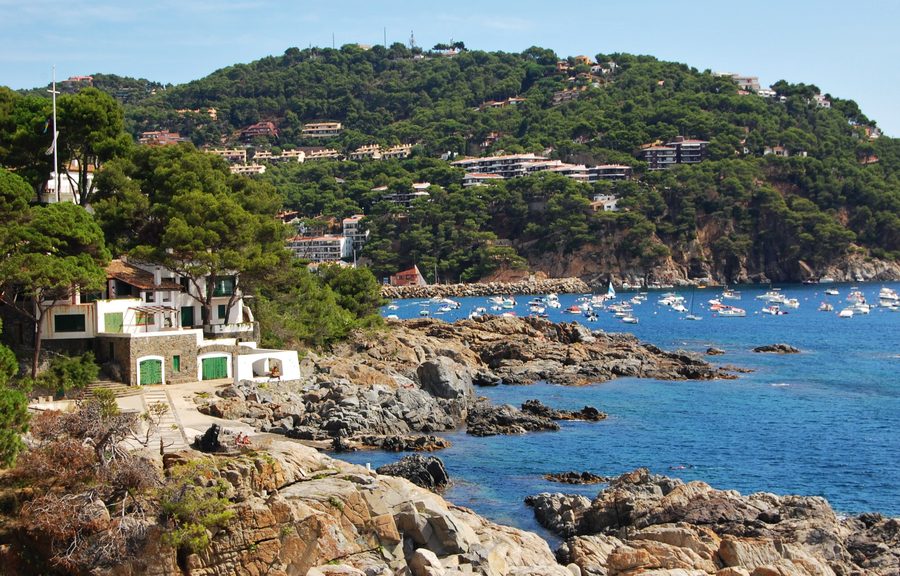 Plage de Llafranc à Palafrugell sur la Costa Brava