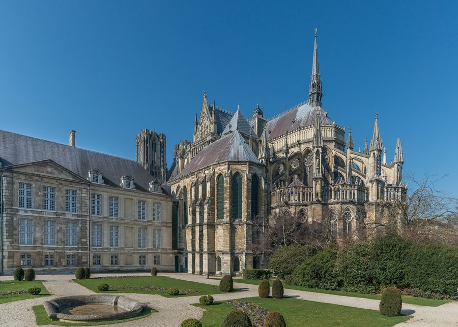 Palais du Tau et cathédrale Notre-Dame de Reims vus de l’est