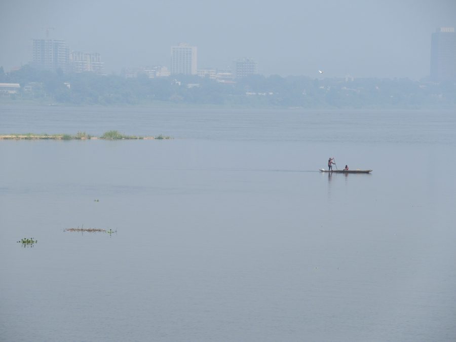 Des personnes avec une pirogue sur le fleuve Congo