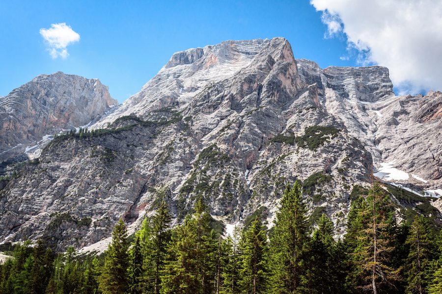 Sommets montagneux des Dolomites de Braies au Tyrol du Sud