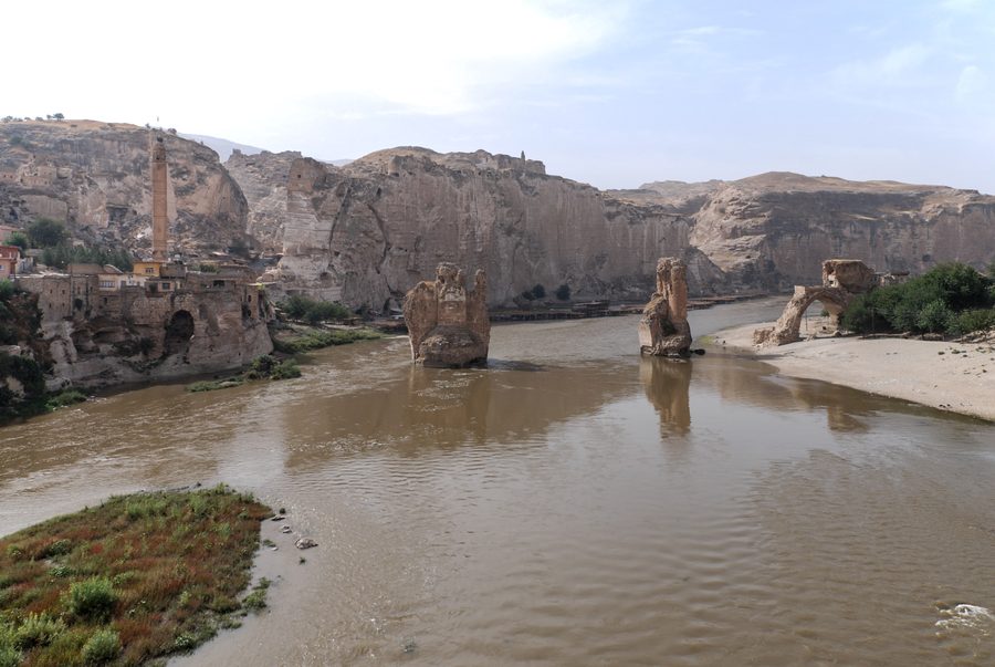 Ruines du vieux pont (Eski Köprü) à Hasankeyf, au bord du Tigre