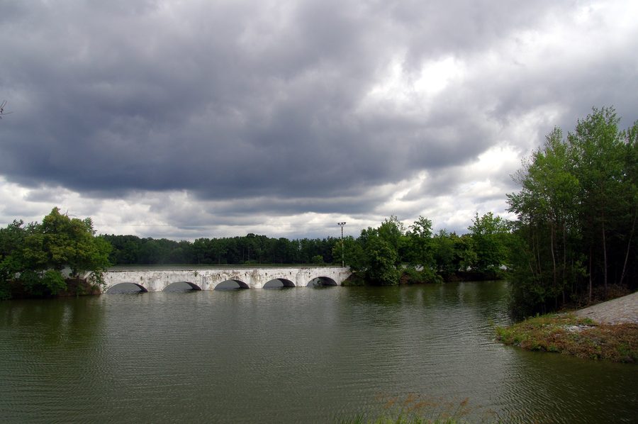 Paysage d’étangs avec un pont en Bohême du Sud