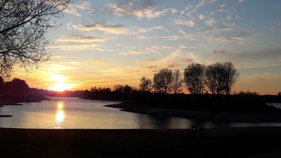 Plage à Giesbeek sur le Rhederlaag au coucher du soleil