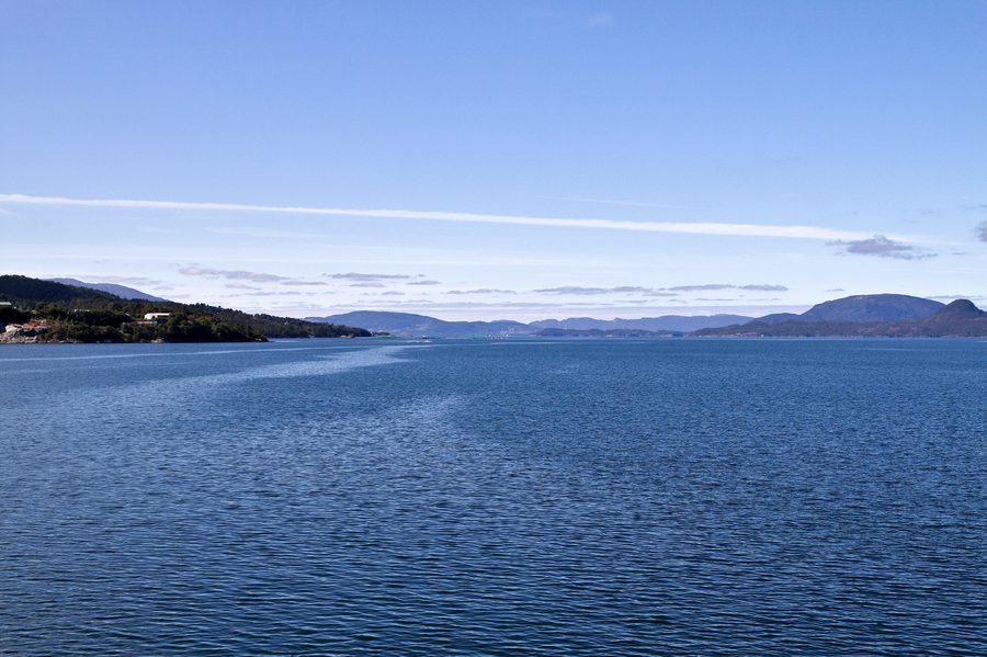 Le Skånevikfjorden vu depuis le ferry entre Skånevik et Utåker, avec l’île de Halsnøy à droite.