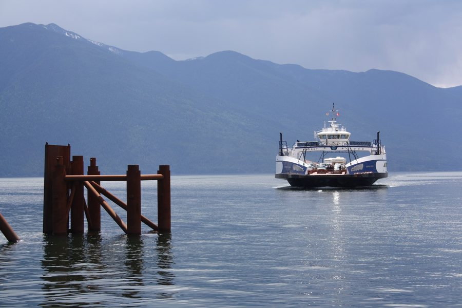 Ferry sur le lac Kootenay devant un paysage de montagne