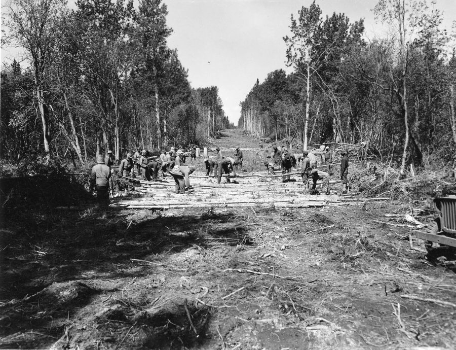 Photographie historique d’une route en madriers en construction de l’Alaska Highway près de Charlie Lake dans le secteur de Fort St. John