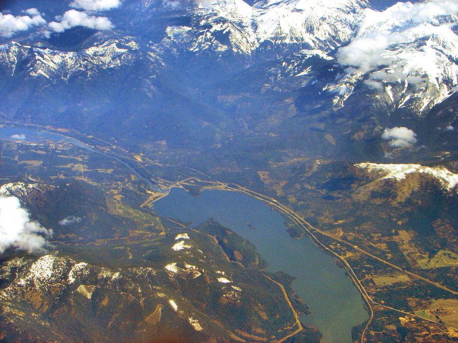 Vue aérienne du réservoir de Noxon et du barrage dans le Montana