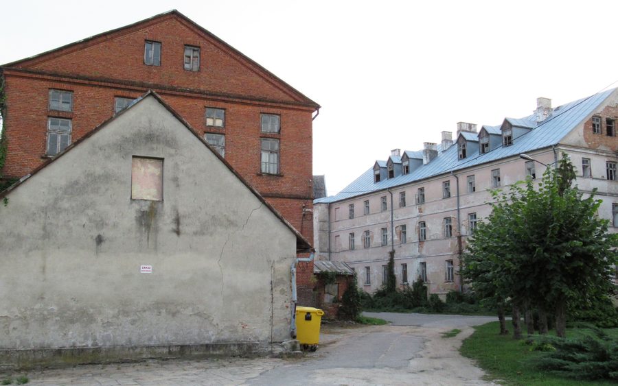Bâtiments en ruine dans le complexe monastique de Leśna Podlaska