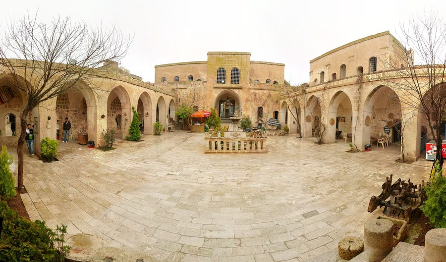 Bâtiment en pierre du Gelüşke Han à Midyat