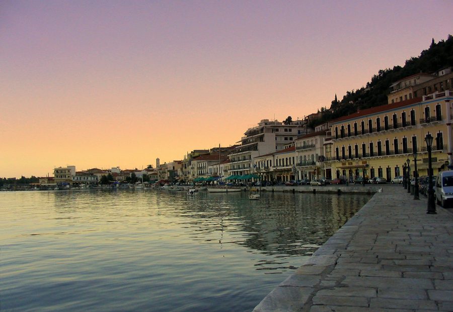 Port de Gytheio à la lumière du soir avec des bateaux de pêche et des reflets dans l’eau