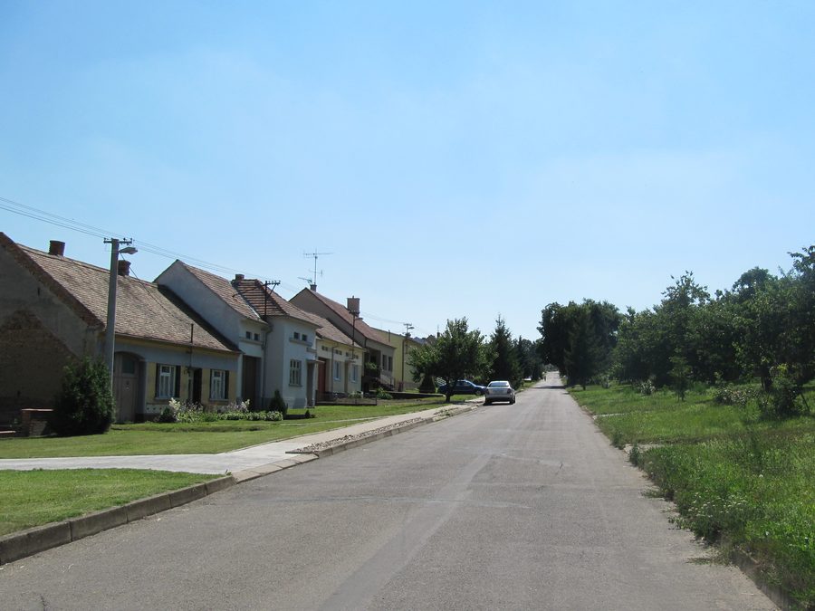 Rue principale de Nový Poddvorov dans l’Okres Hodonín