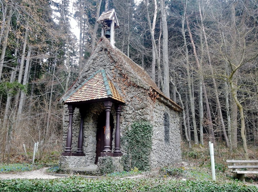 Chapelle du Bussen au bord de la lisière forestière du Bussenberg près de Göffingen