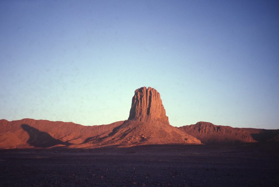 Paysage rocheux de l’Ahaggar dans le Sahara algérien