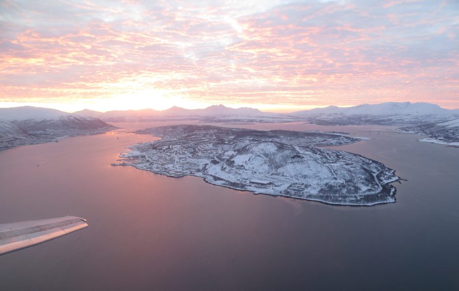 Vue aérienne de Tromsøya avec les zones centrales de la ville en Norvège du Nord