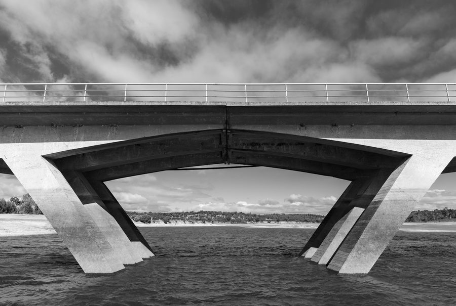 Pont Ponte Nova au-dessus du réservoir de Montargil à Montargil, Portugal