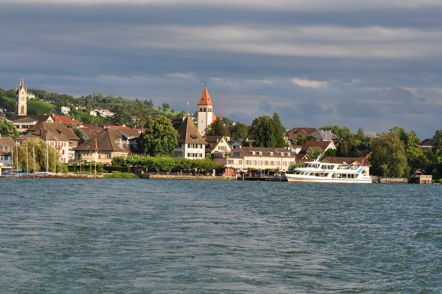 Küsnacht au bord du lac de Zurich, vue depuis un bateau à vapeur de la ZSG