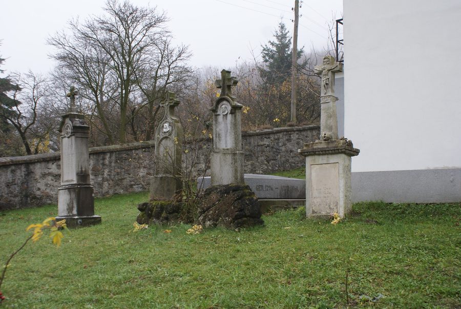 Pierre tombales au cimetière de l'église de Píla dans le district de Pezinok, Slovaquie