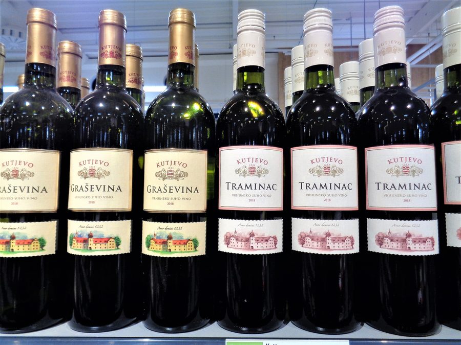 Bouteilles de vin Graševina et Traminac de la voïvodie de Požega-Slavonie