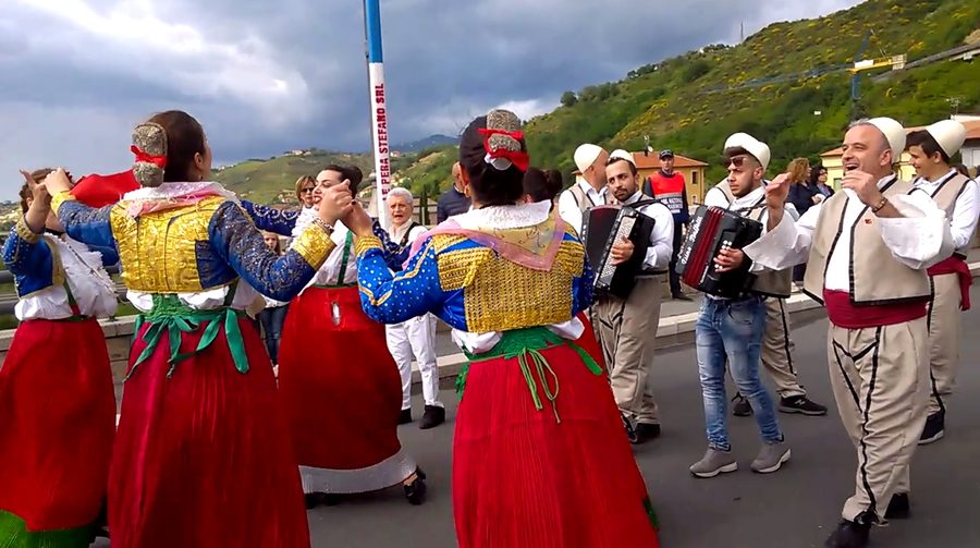 Costume arbëreshe de Lungro lors d’un événement culturel