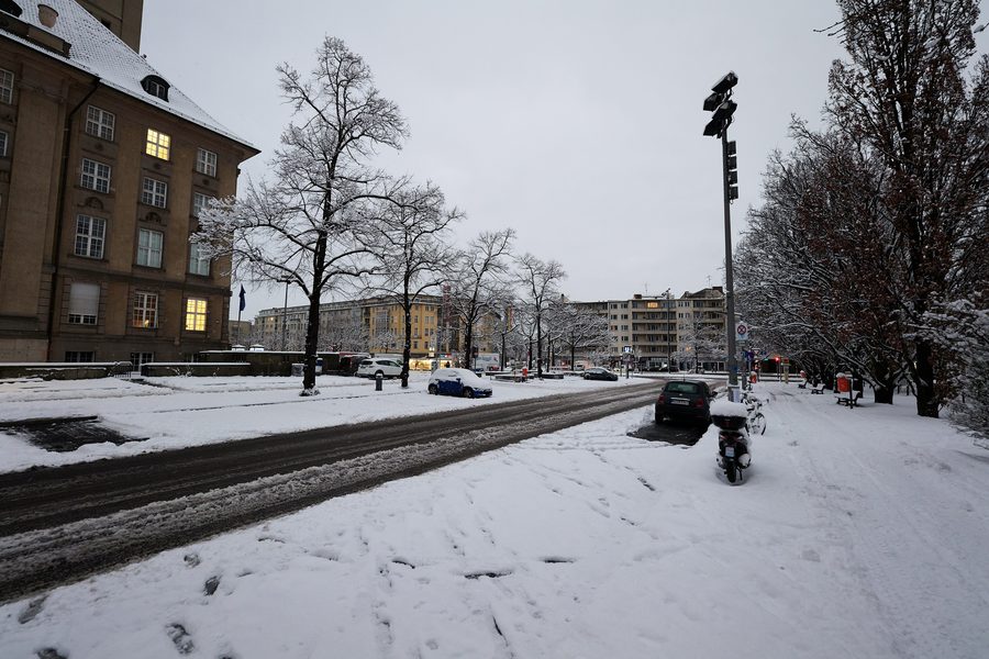 Rathaus Schöneberg in Berlin-Schöneberg mit Schnee