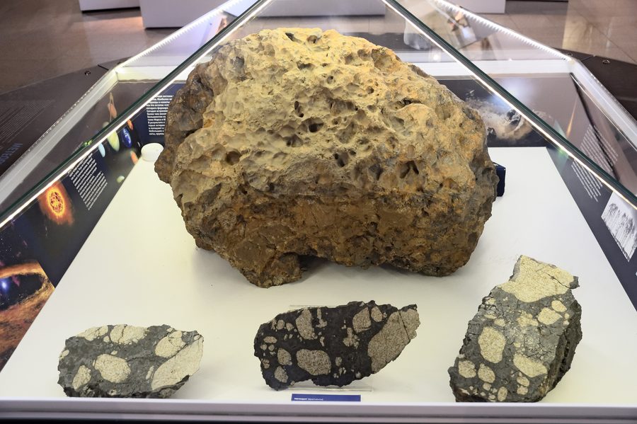 Fragment de la météorite de Tcheliabinsk au musée d’histoire du sud de l’Oural