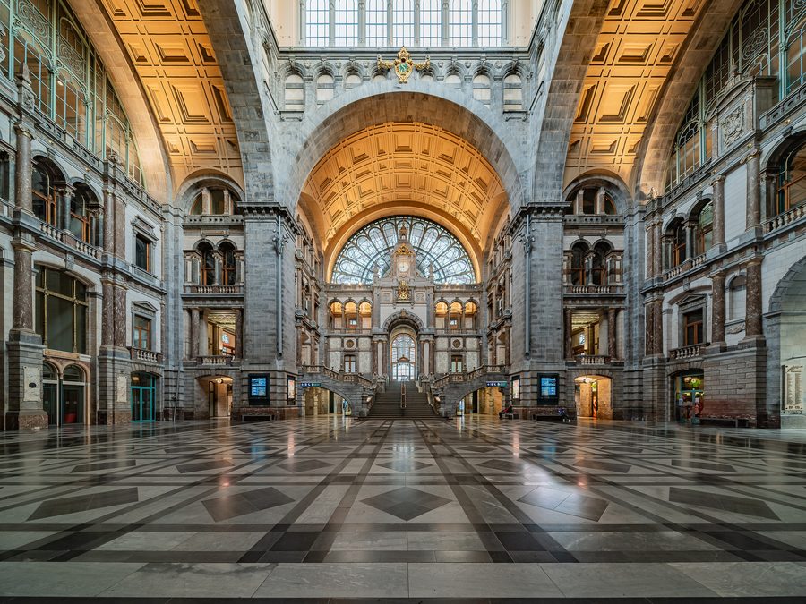 Intérieur de la gare centrale d’Anvers avec sa grande halle et son dôme.