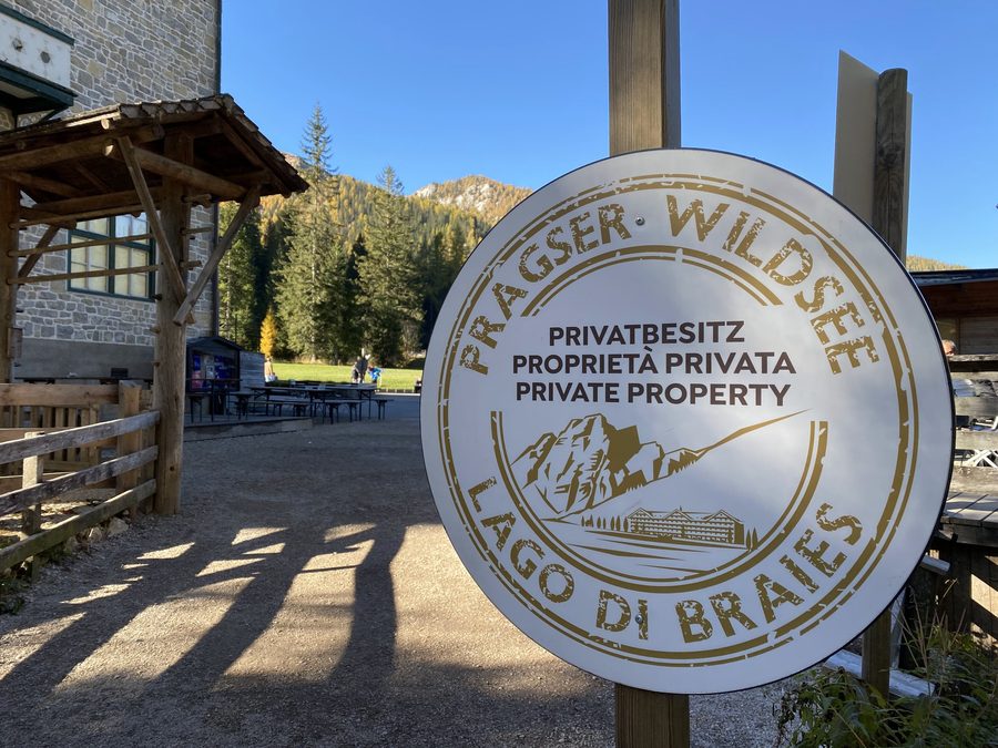 Lac de Braies avec des rives boisées et des sommets montagneux escarpés