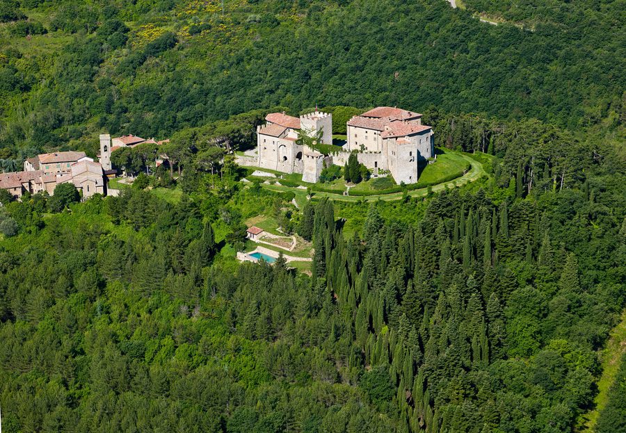 Bourg de Montegiove avec château médiéval et l’église San Lorenzo en Ombrie