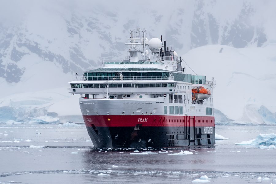 Navire d’expédition à une station en Antarctique
