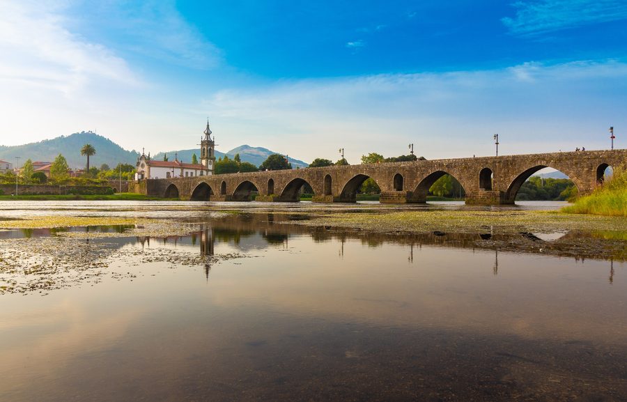 Pont de pierre historique sur le fleuve Lima à Ponte de Lima, Portugal