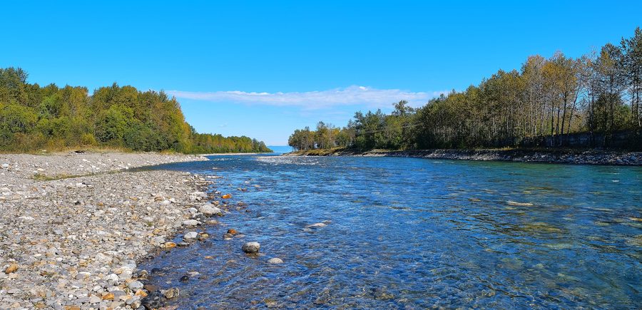 La rivière Utulik se jetant dans le lac Baïkal