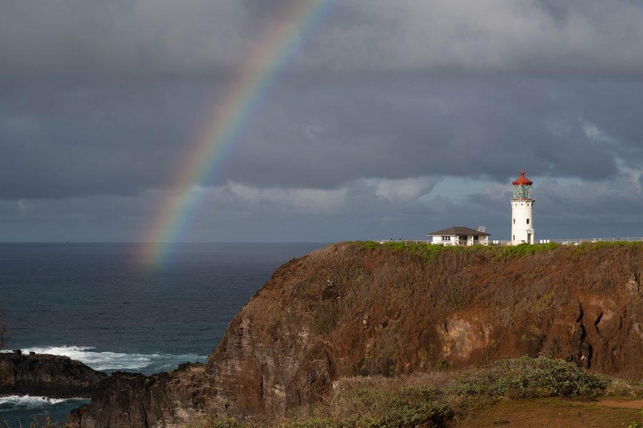 Phare Daniel K. Inouye Kīlauea Point Lighthouse sous un arc-en-ciel au Kīlauea Point National Wildlife Refuge sur Kauaʻi
