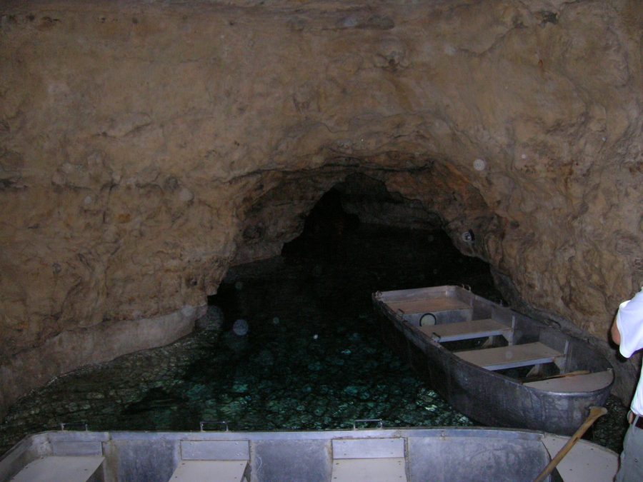 Bateaux sur le Cave Lake à Tapolca