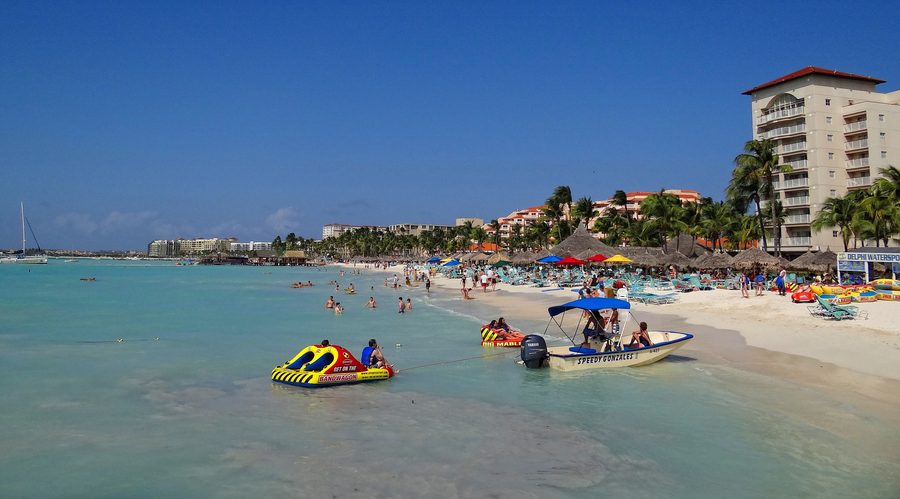 Palm Beach à Aruba avec une zone balnéaire et hôtelière animée
