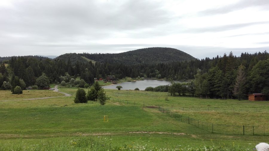 Lac de Krpáčovo entouré d’un paysage montagneux