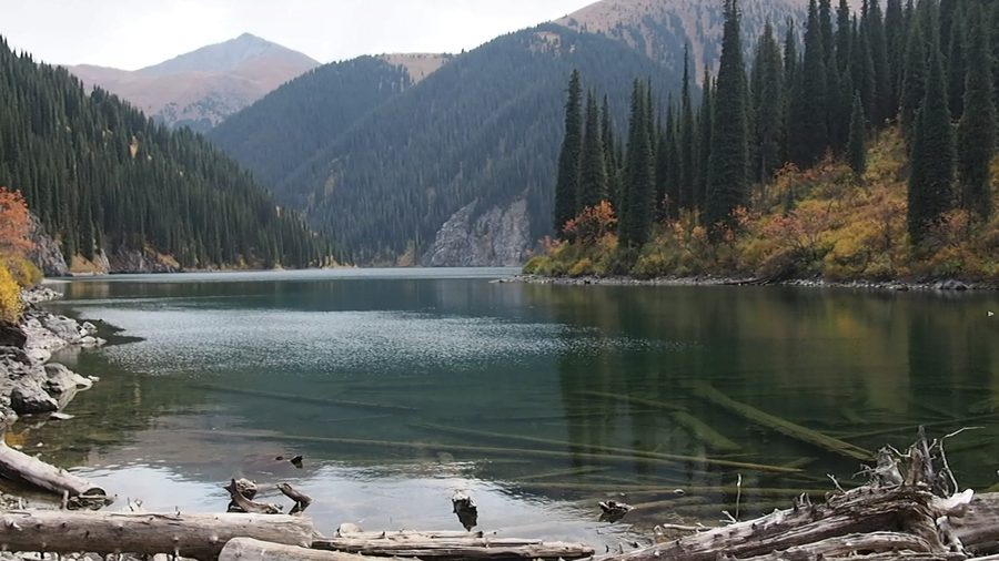 Le deuxième lac de Kolsai dans les montagnes de la région d’Almaty, au Kazakhstan.