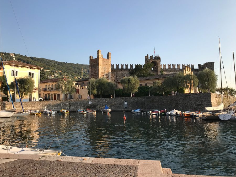 Le Castello Scaligero de Torri del Benaco vu depuis le port.