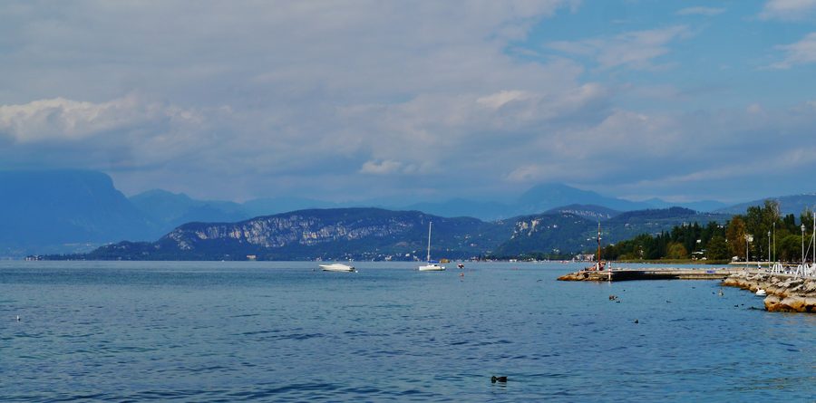 Vue sur le lac de Garde depuis Lazise, province de Vérone, Italie