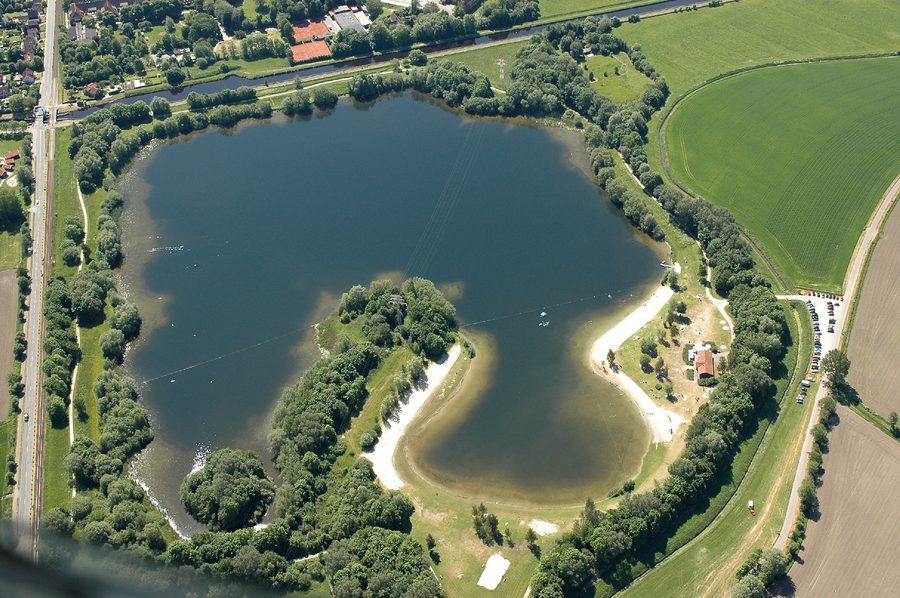 Vue aérienne du lac de Sande à Sande dans l'arrondissement de Frise