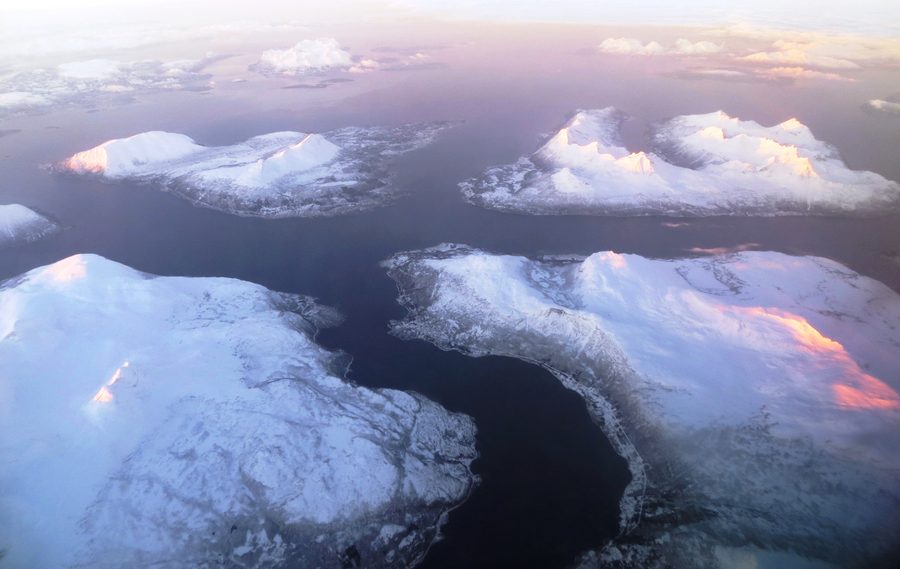 Vue aérienne des îles Rolla et Andørja dans le paysage de fjords d’Ibestad