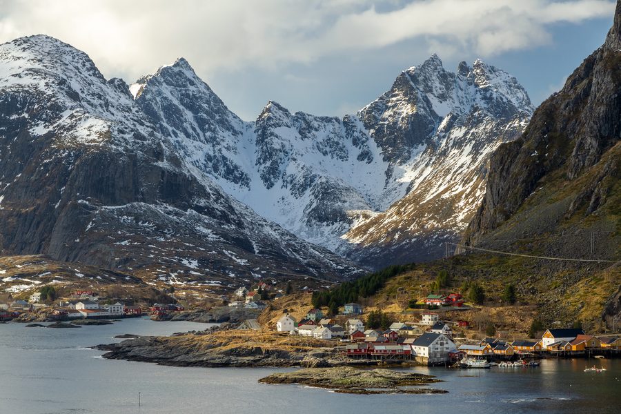Villages de pêcheurs de Tind et Å aux îles Lofoten, devant des montagnes abruptes.