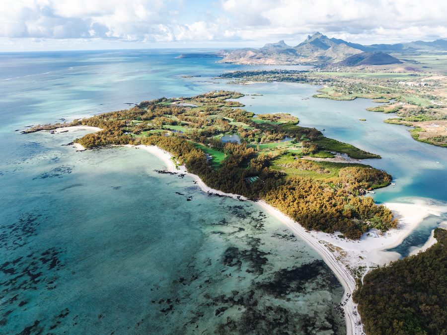Île aux Cerfs devant Maurice avec une eau turquoise.