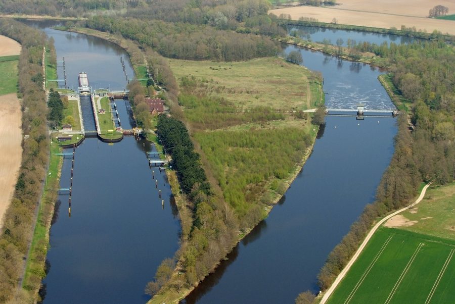 Vue aérienne du paysage d’eau près de Bollingerfähr sur le canal Dortmund-Ems à Heede