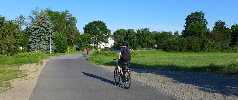 Cycliste sur la Reisholzstraße à Hilden, en Rhénanie-du-Nord-Westphalie